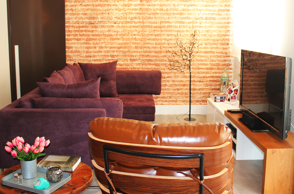 Decoração de: Sala de estar; sofá roxo;  Casa de Valentina