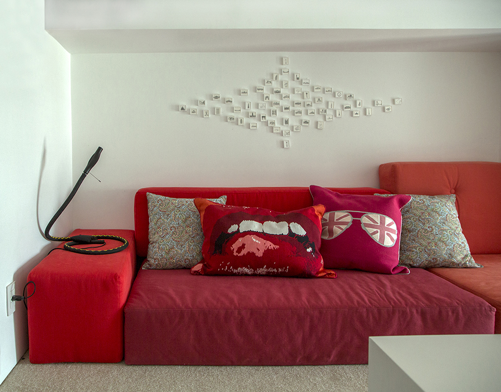 Decoração de: Quarto de solteiro; sofá baixo vermelho; Casa de Valentina