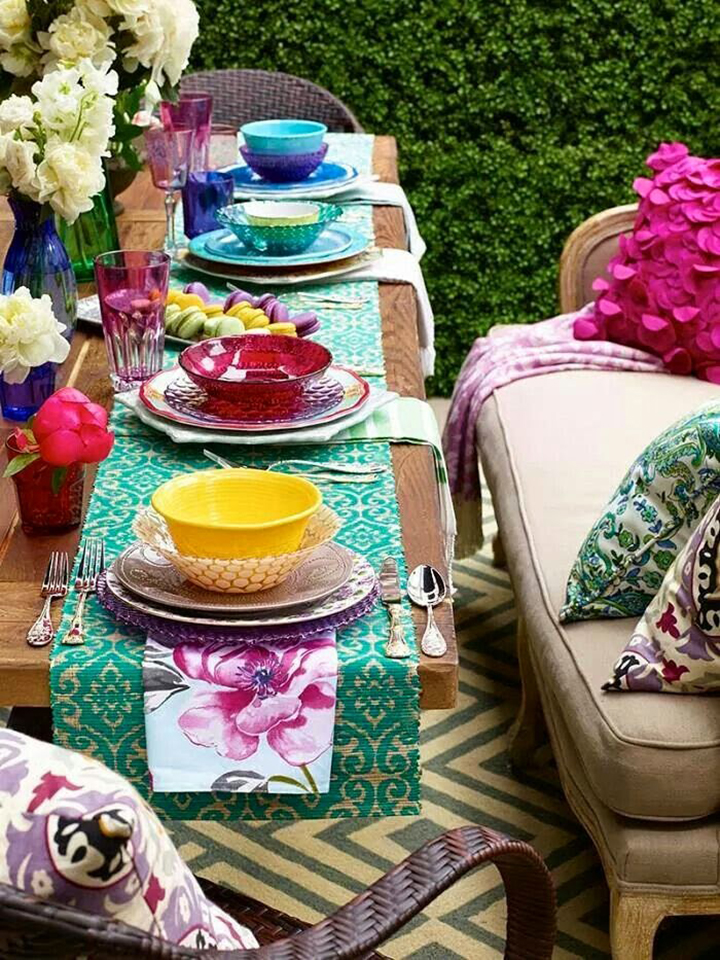 Decoração de: Varanda; mesa colorida; Casa de Valentina