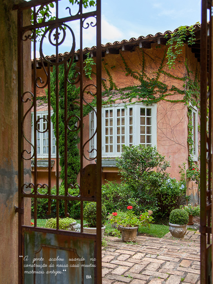 Decoração de: Fachada; janela azul clara; Casa de Valentina