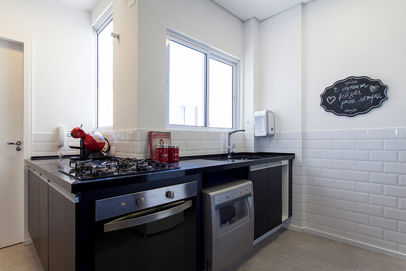 Decoração de: Cozinha; azulejos brancos retangulares; Casa de Valentina