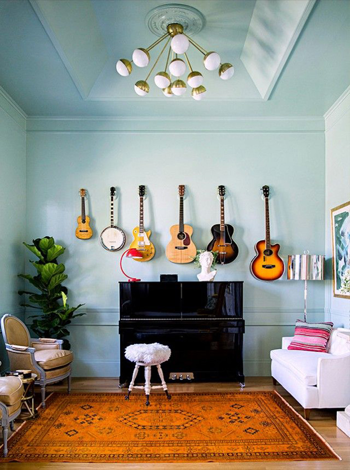 Decoração de: Sala de estar; instrumentos musicais na parede; Casa de Valentina