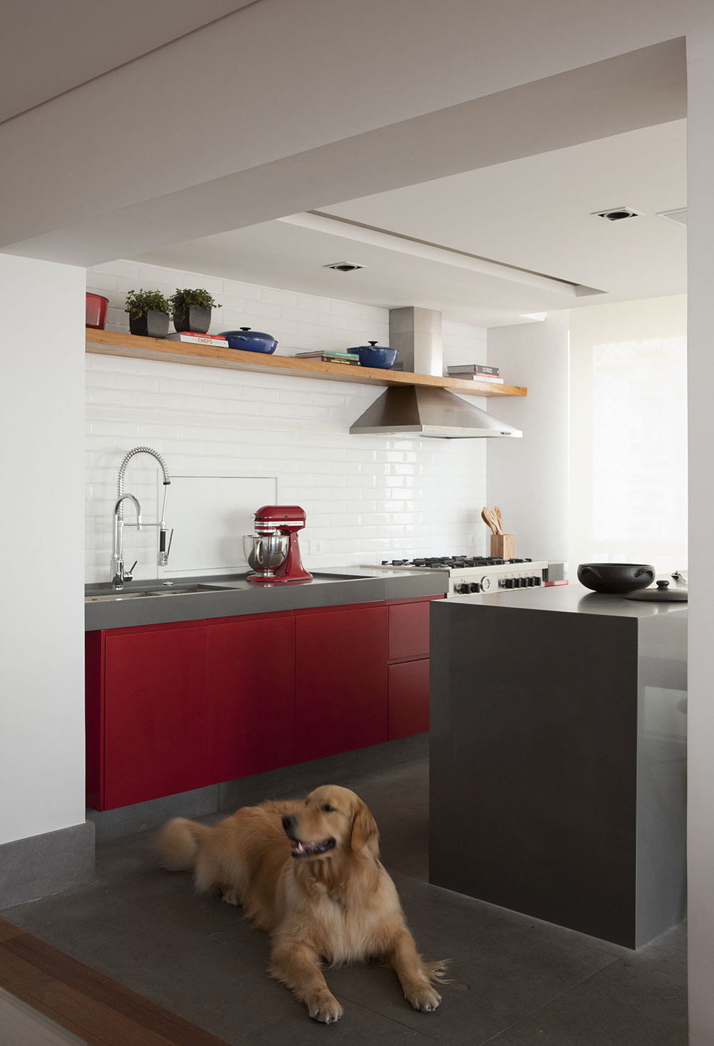 Decoração de: Cozinha integrada; armário vermelho; Casa de Valentina