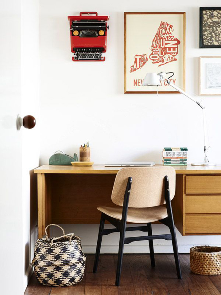 Decoração de: Home office; maquina de escrever vermelha; Casa de Valentina