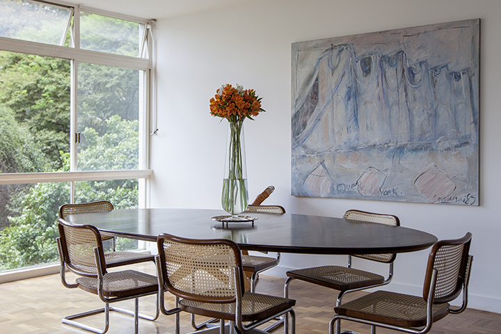 Decoração de: Sala de estar; mesa Saarinen; Casa de Valentina