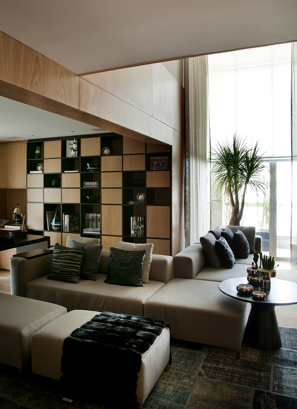 Decoração de: Sala de estar; almofadas pretas texturizadas;  Casa de Valentina