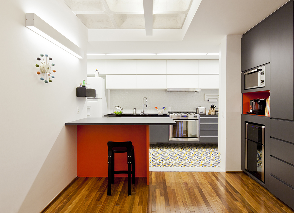 Decoração de: Cozinha integrada; piso de ladrilho hidráulico; Casa de Valentina
