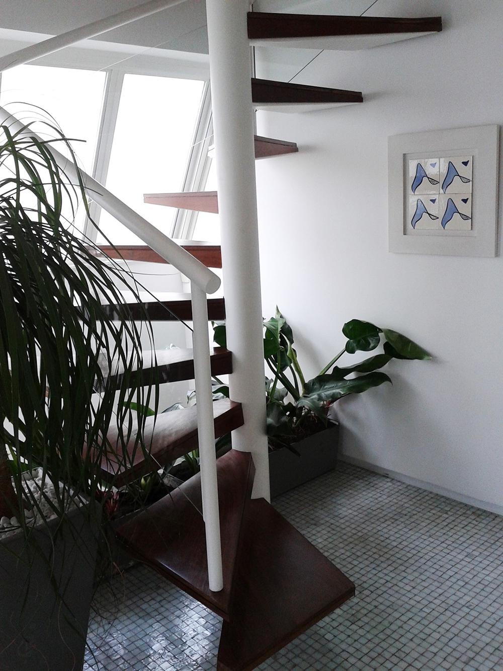 Decoração de: Escada; vasos de planta; Casa de Valentina