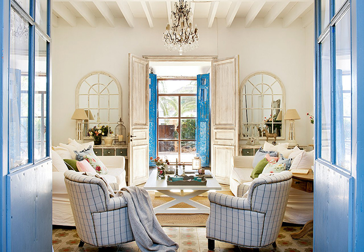 Decoração de: Sala de estar; portas azuis; Casa de Valentina