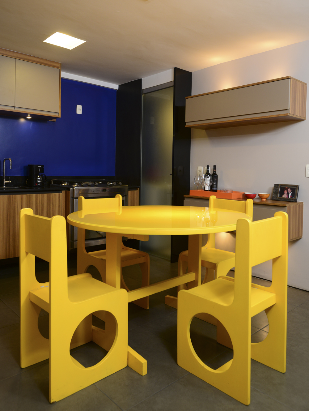 Decoração de: Cozinha integrada; conjunto de jantar amarelo; Casa de Valentina