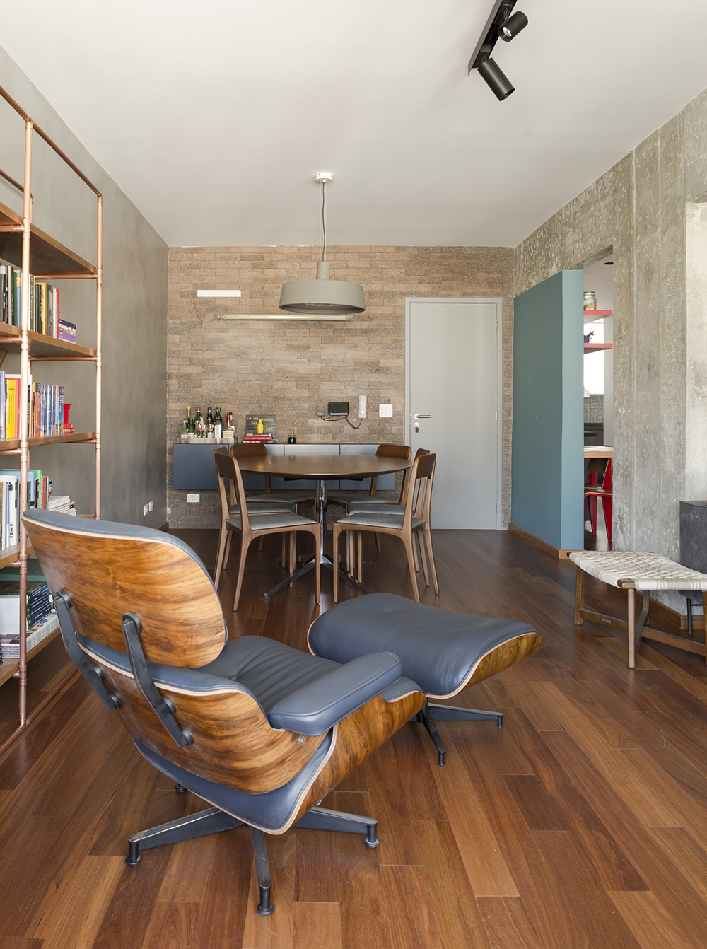 Decoração de: Sala de estar; viga de concreto aparente; Casa de Valentina