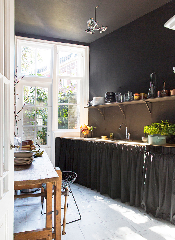 Decoração de: Cozinha; cortinas pretas;  Casa de Valentina