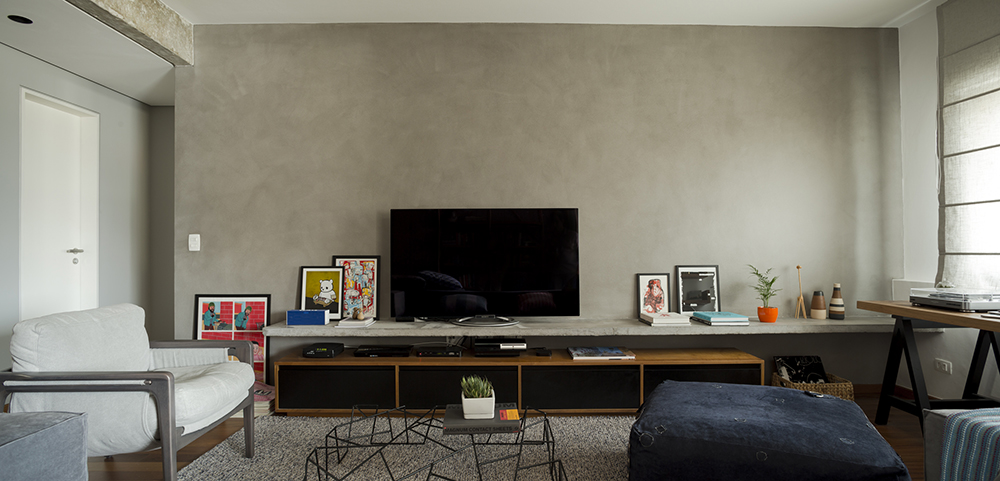 Decoração de: Sala de televisão; parede cinza; Casa de Valentina