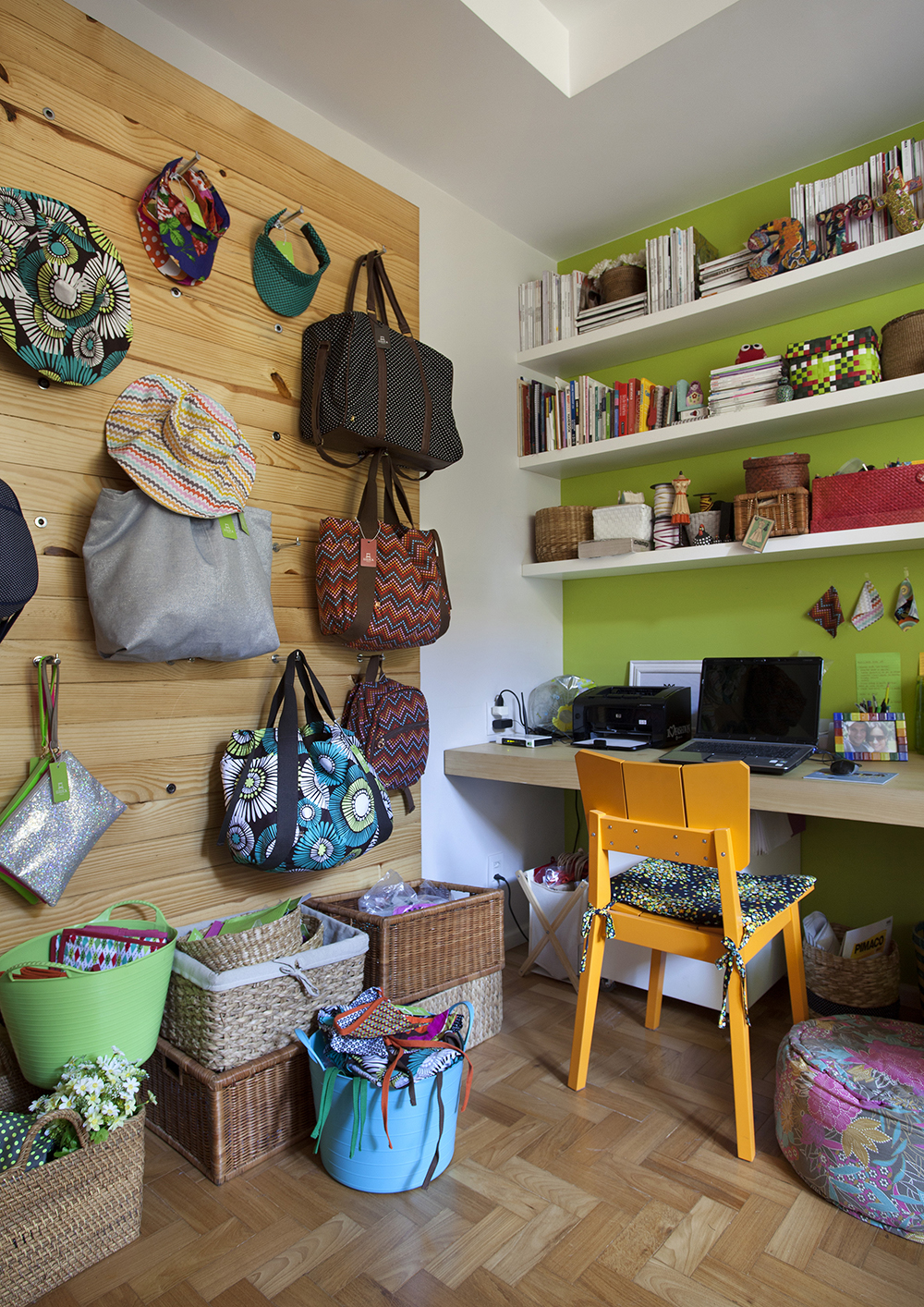 Decoração de: Home office; parede verde; Casa de Valentina