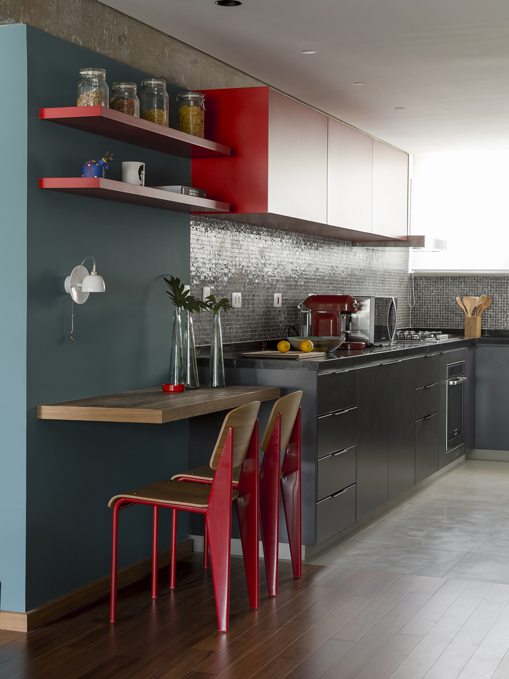 Decoração de: Cozinha integrada; cadeiras vermelhas; Casa de Valentina