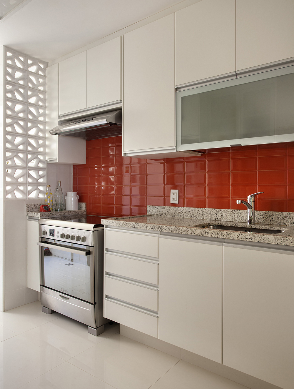 Decoração de: Cozinha; azulejo vermelho; Casa de Valentina