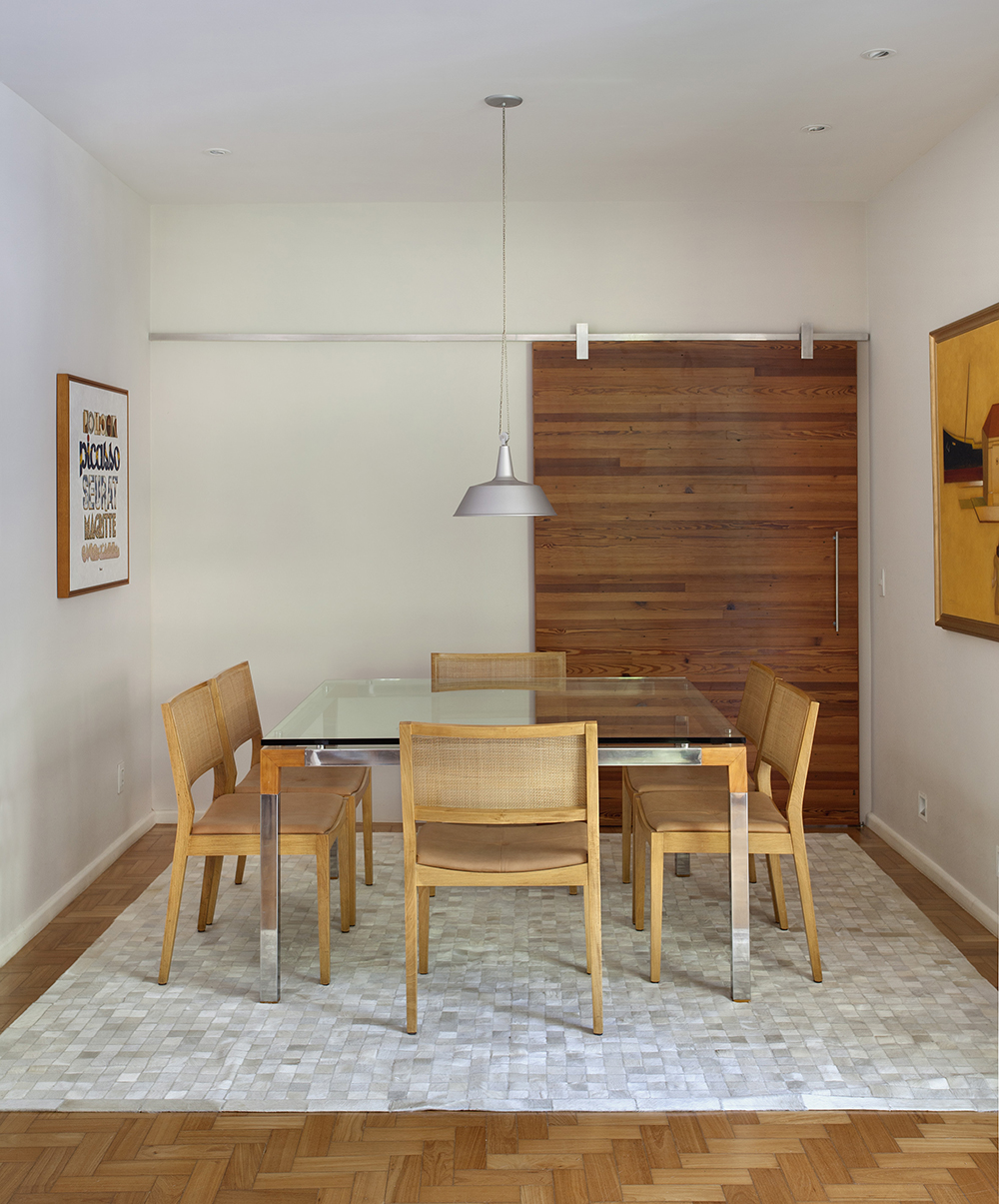 Decoração de: Sala de jantar; porta de correr de madeira; Casa de Valentina
