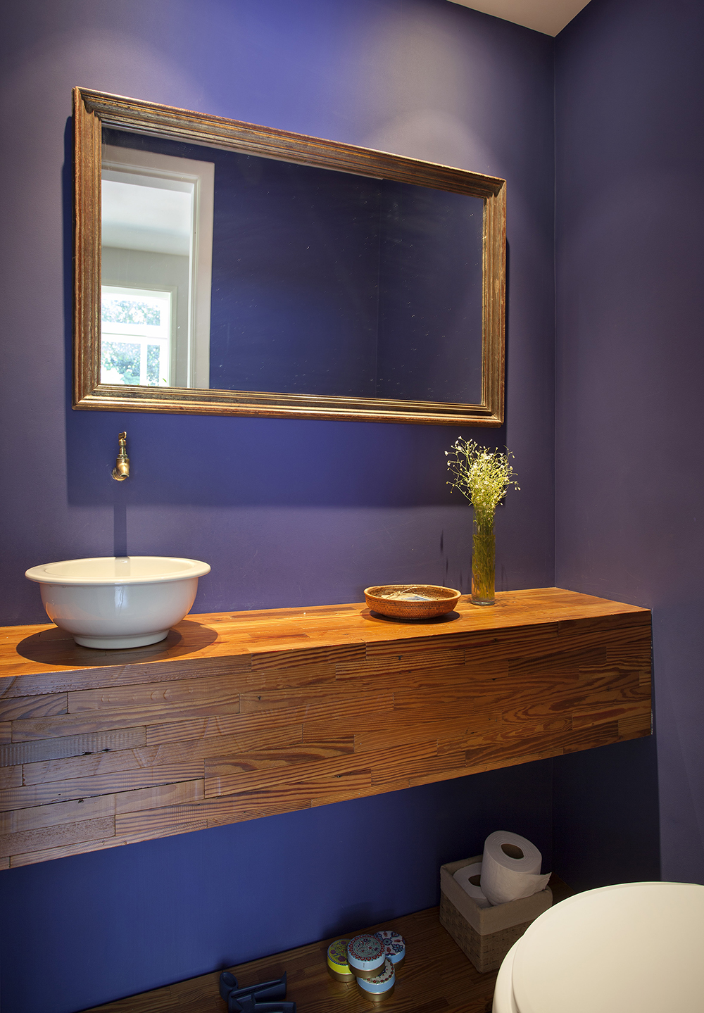 Decoração de: Lavabo; parede azul; Casa de Valentina