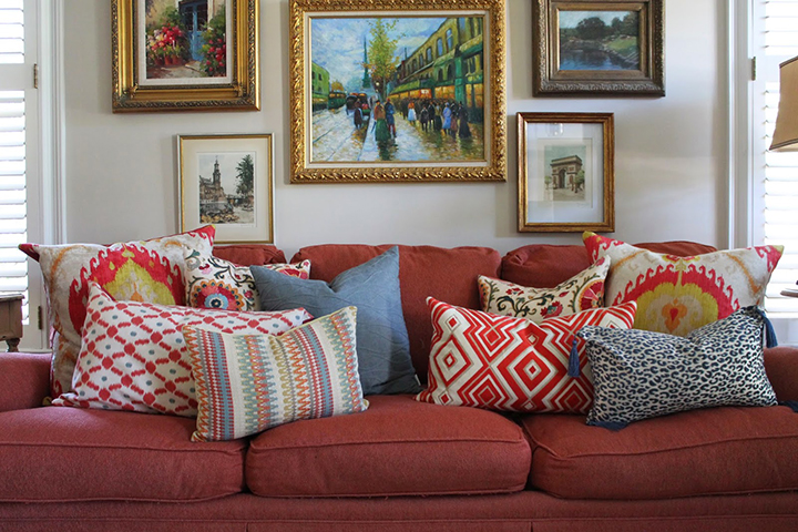 Decoração de: Detalhes; sofá vermelho; Casa de Valentina