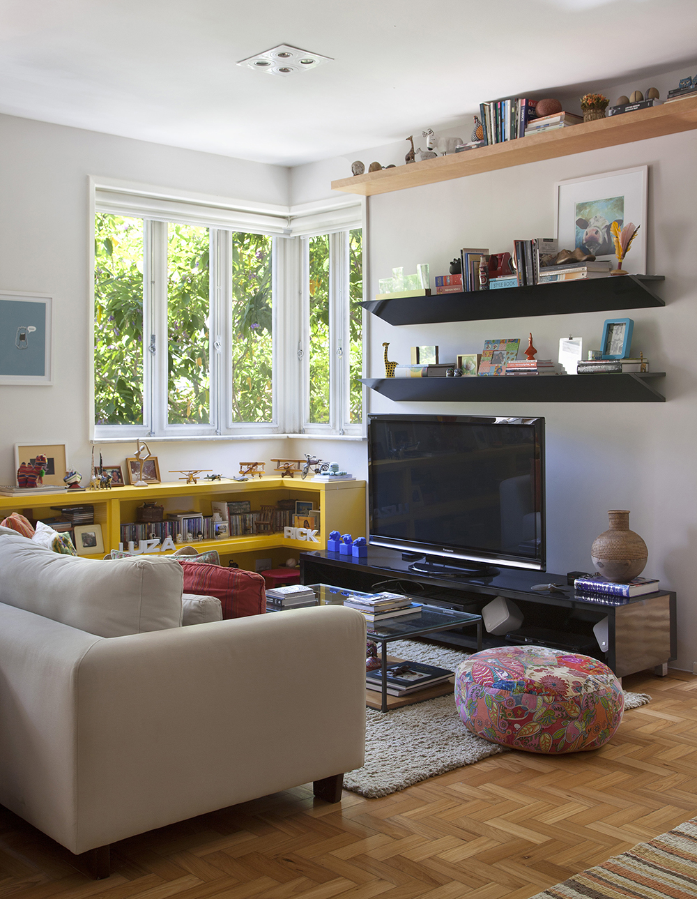 Decoração de: Sala de televisão; pufe redondo estampado; Casa de Valentina