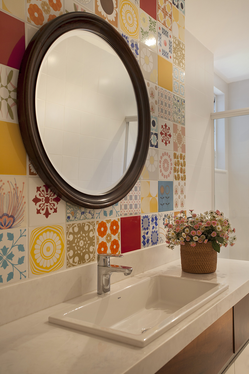 Decoração de: Banheiro; mix de ladrilhos hidráulicos; Casa de Valentina