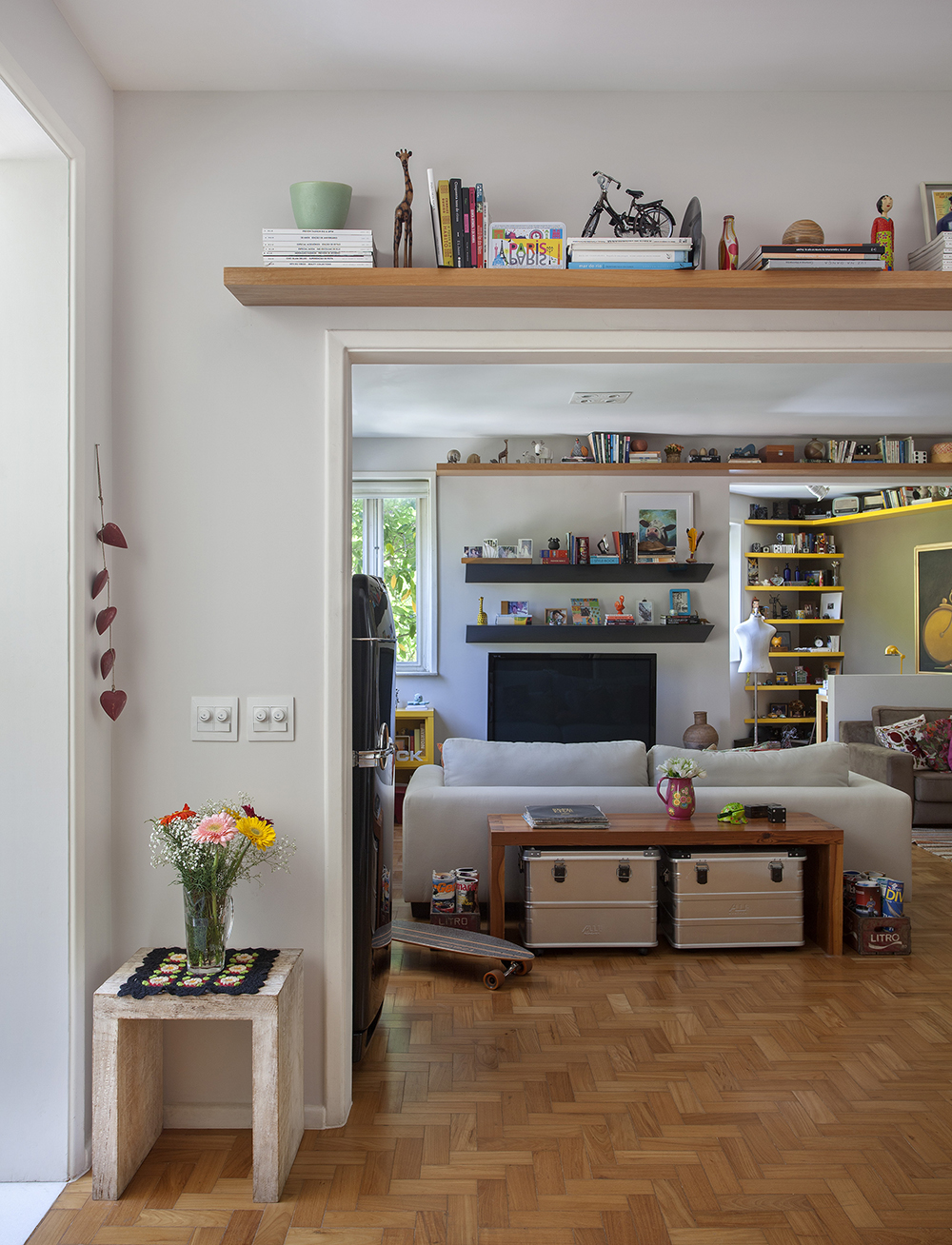 Decoração de: Sala de estar; piso de taco; Casa de Valentina