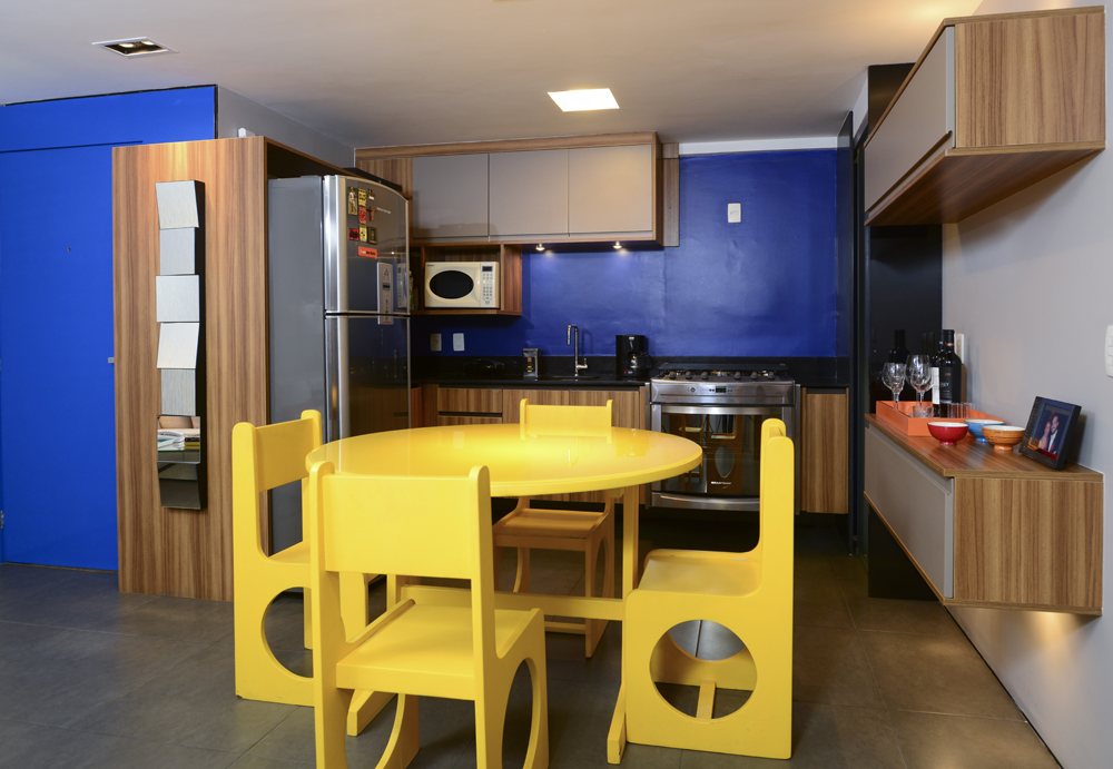 Decoração de: Cozinha integrada; parede azul; Casa de Valentina