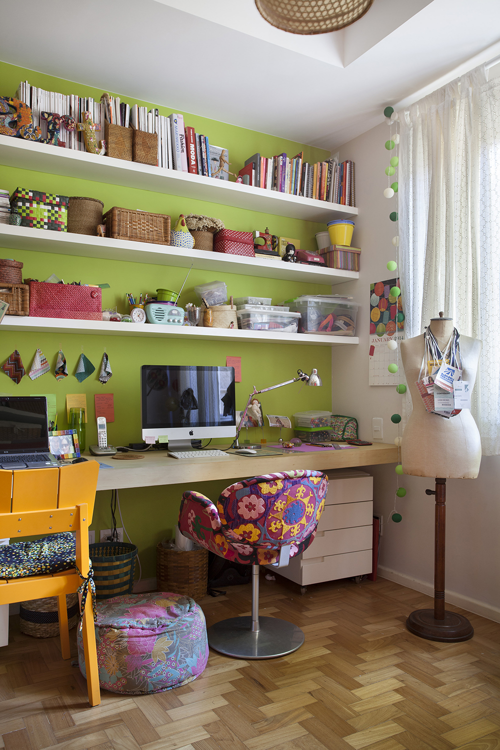 Decoração de: Home office; cadeira amarela; Casa de Valentina