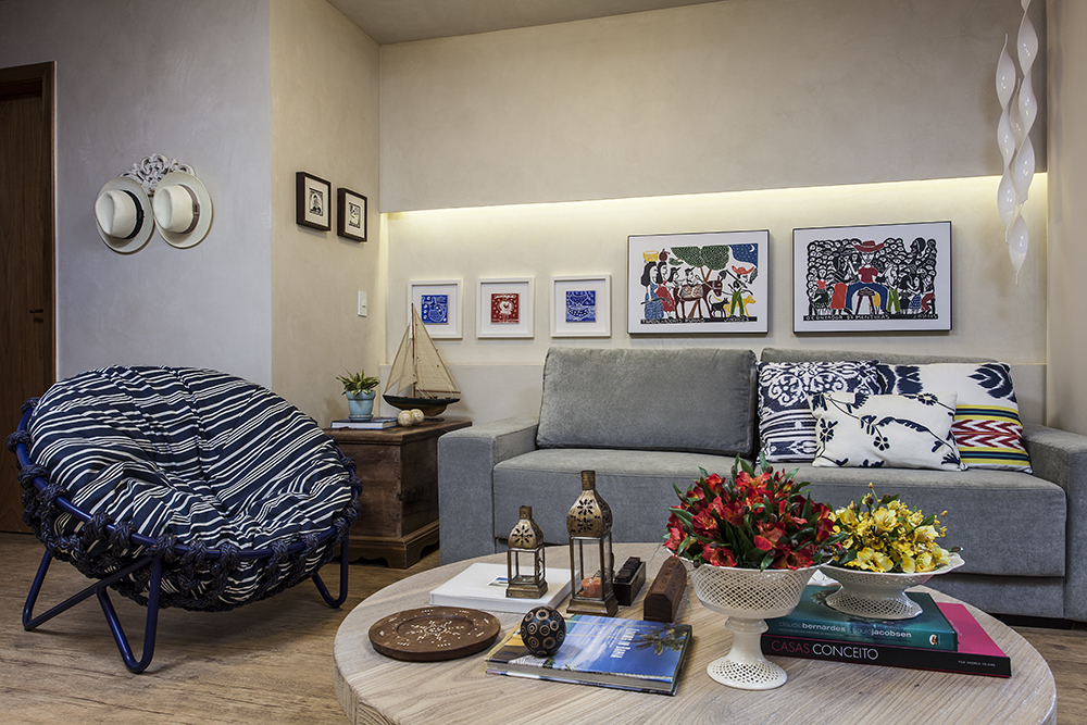 Decoração de: Sala de estar; poltrona azul e branca; Casa de Valentina