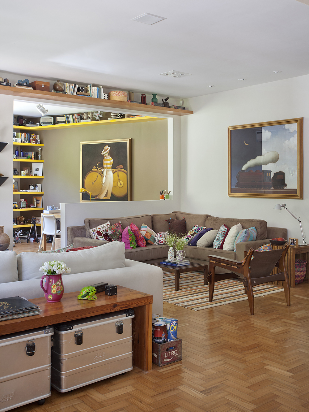 Decoração de: Sala de estar; sofá em L cinza; Casa de Valentina