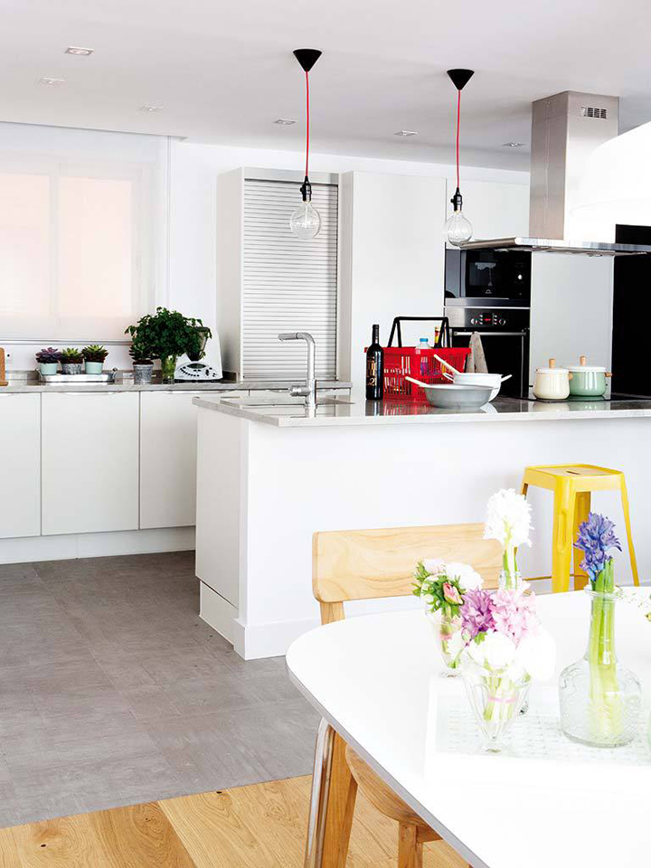 Decoração de: Cozinha integrada; banqueta industial amarela; Casa de Valentina