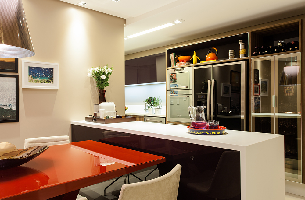 Decoração de: Cozinha integrada; mesa laranja; Casa de Valentina