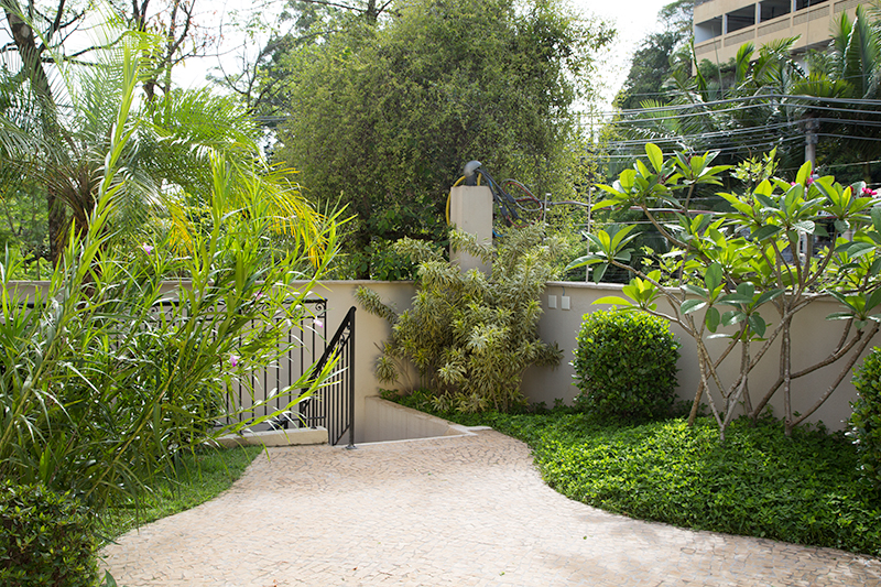 Decoração de: Jardim; portão de entrada; Casa de Valentina