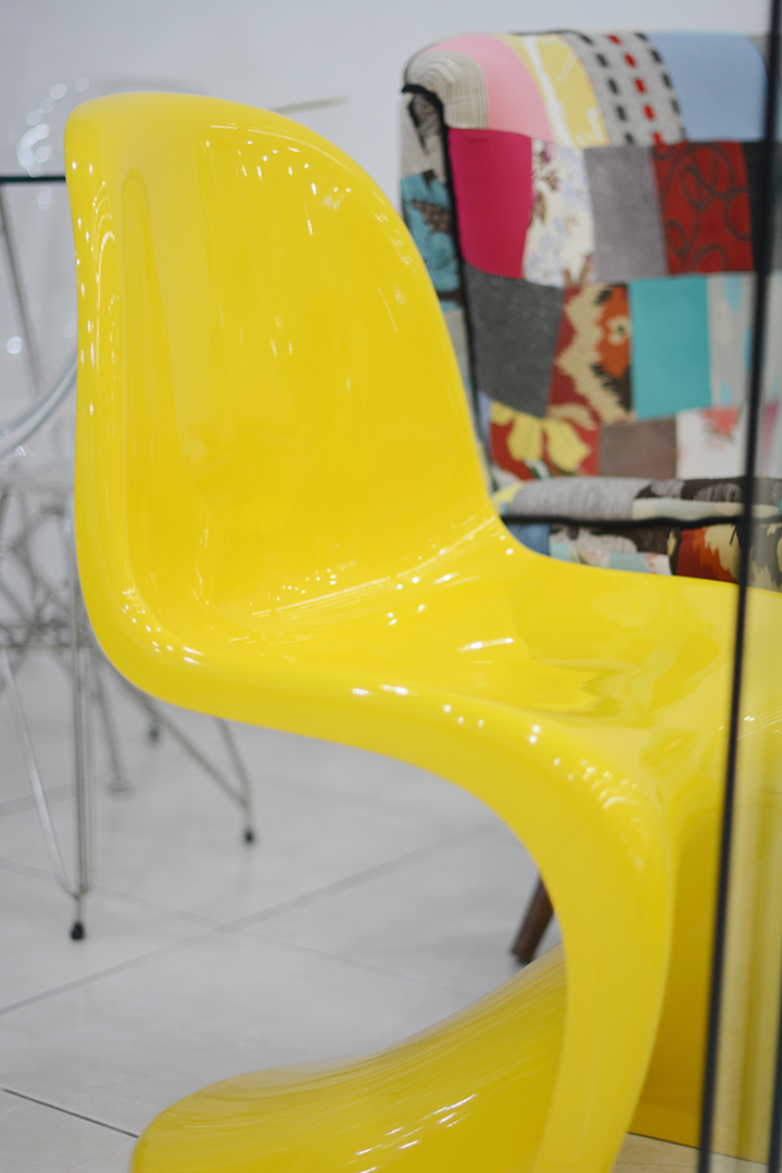 Decoração de: cadeira panton amarela; Casa de Valentina