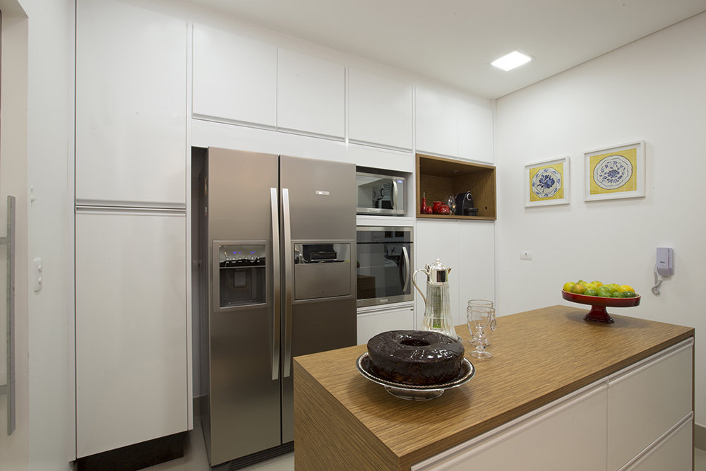 Decoração de: Cozinha; armários brancos; Casa de Valentina
