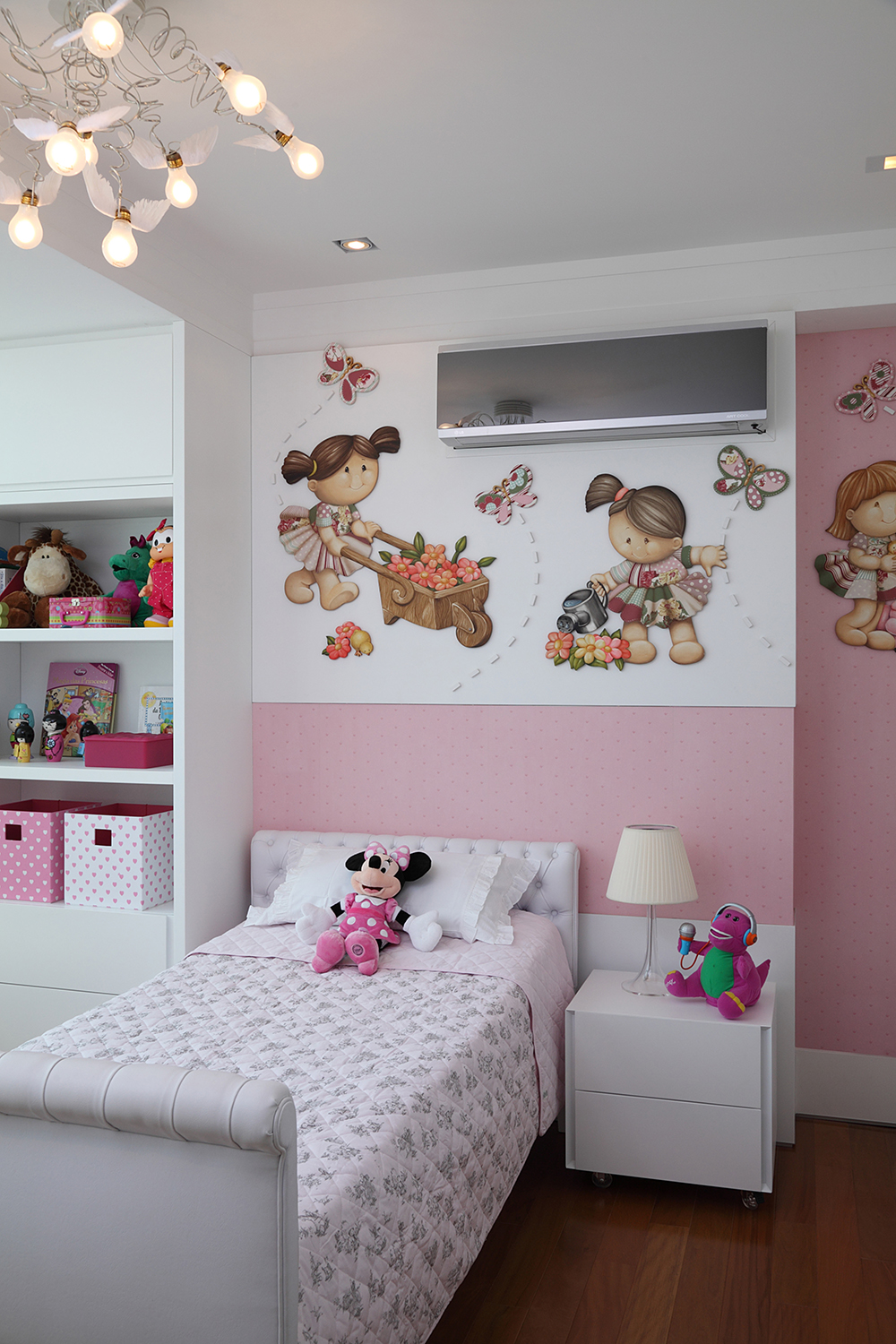 Decoração de: Quarto de criança; papel de parede rosa; Casa de Valentina