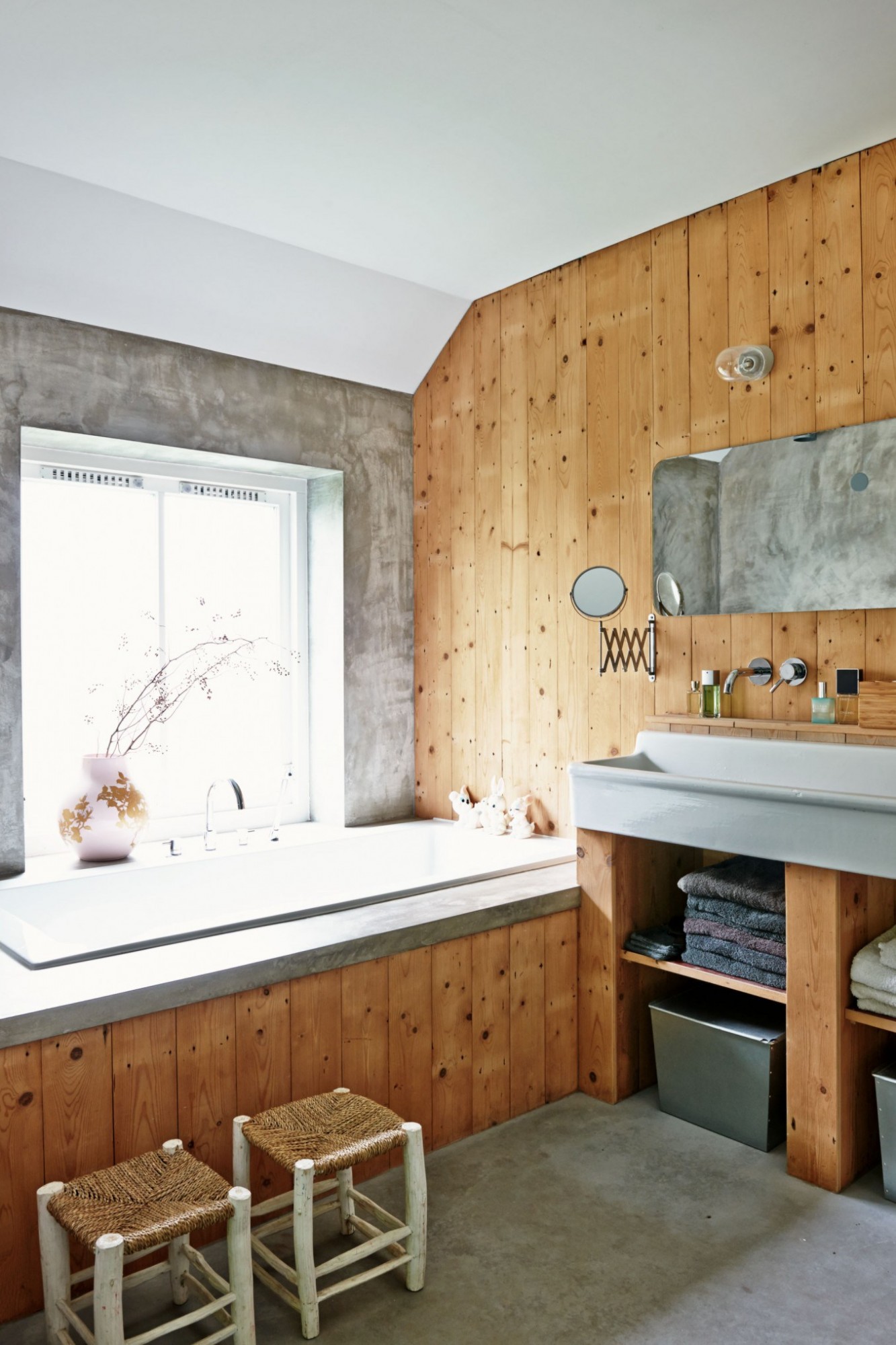 Decoração de: Banheiro; madeira de pinus no banheiro; Casa de Valentina