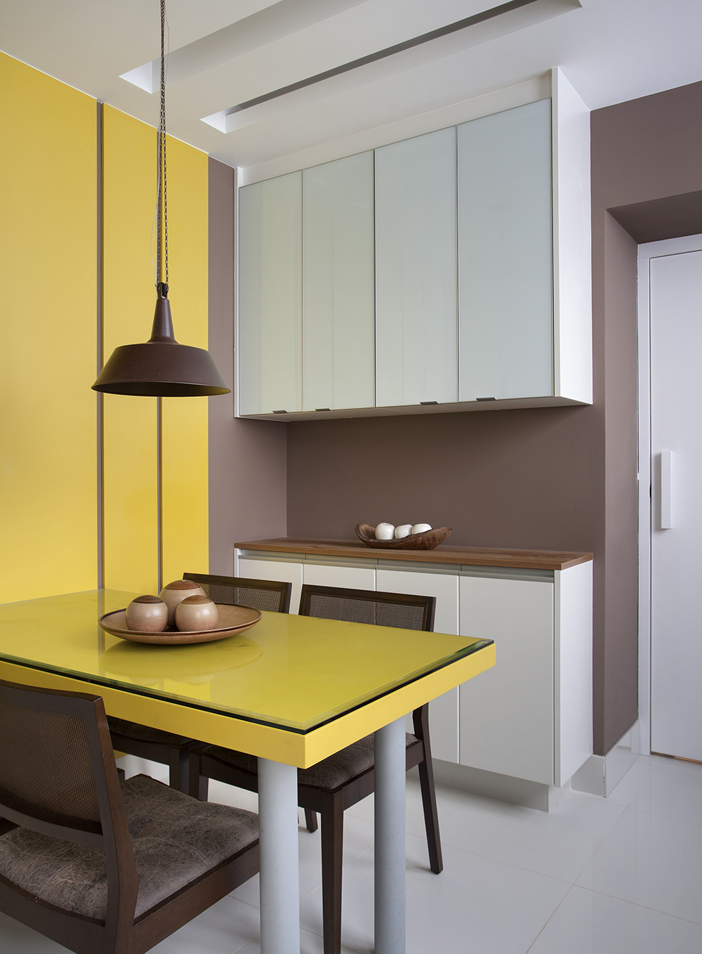 Decoração de: Cozinha; mesa retangular pequena amarela; Casa de Valentina