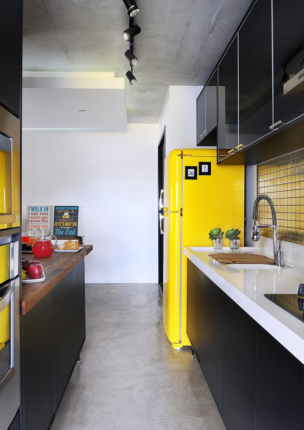 Decoração de: Cozinha; geladeira amarela retrô; Casa de Valentina