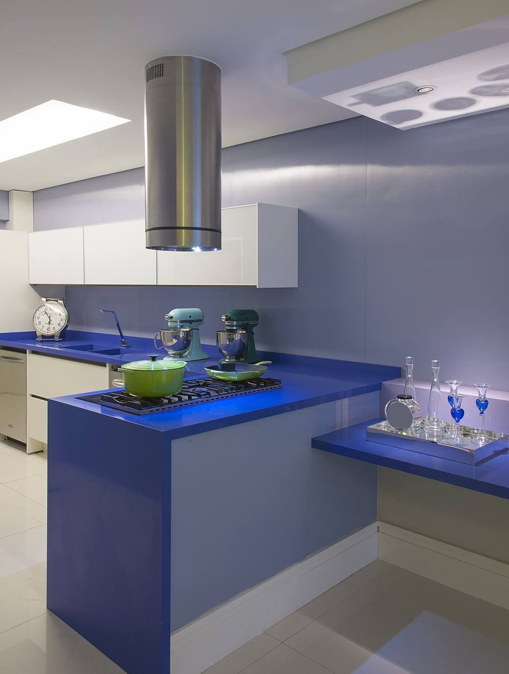 Decoração de: Cozinha integrada; bancada azul; Casa de Valentina