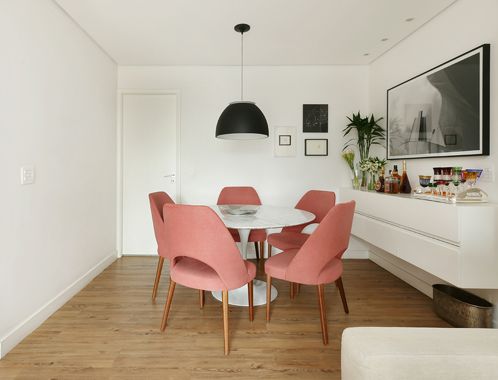 Decoração de: Sala de jantar; cadeiras com estofado rosa; Casa de Valentina