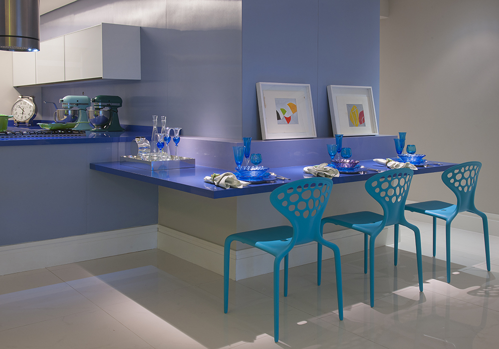 Decoração de: Cozinha integrada; parede formica azul; Casa de Valentina