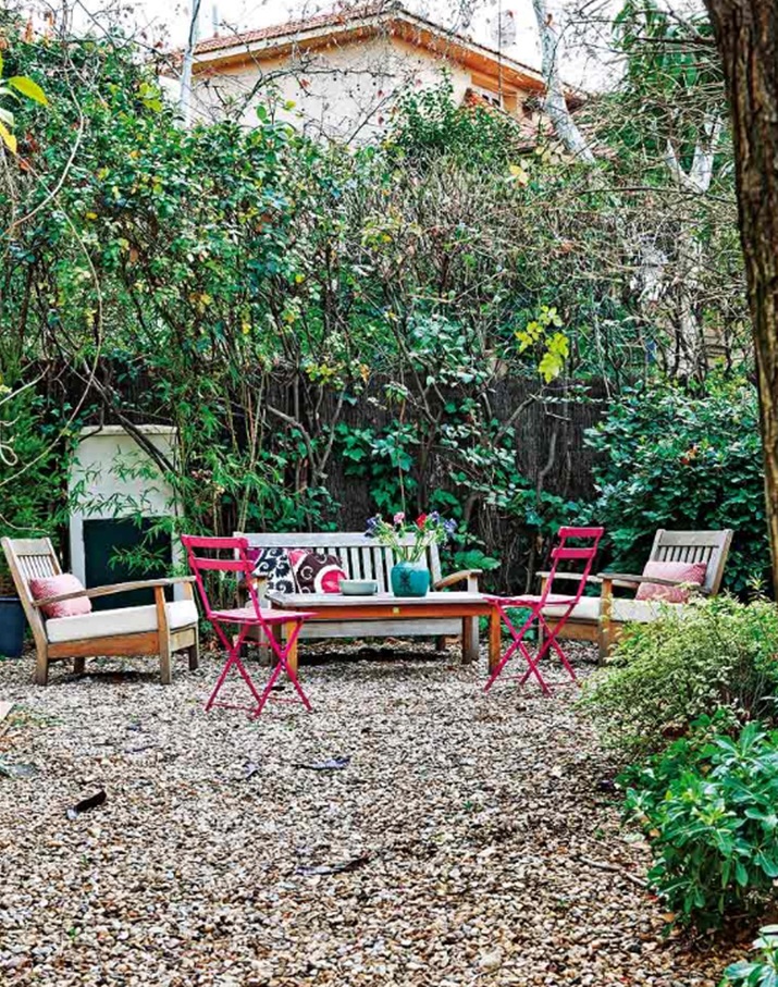 Decoração de: Jardim; cadeiras dobráveis rosas; Casa de Valentina
