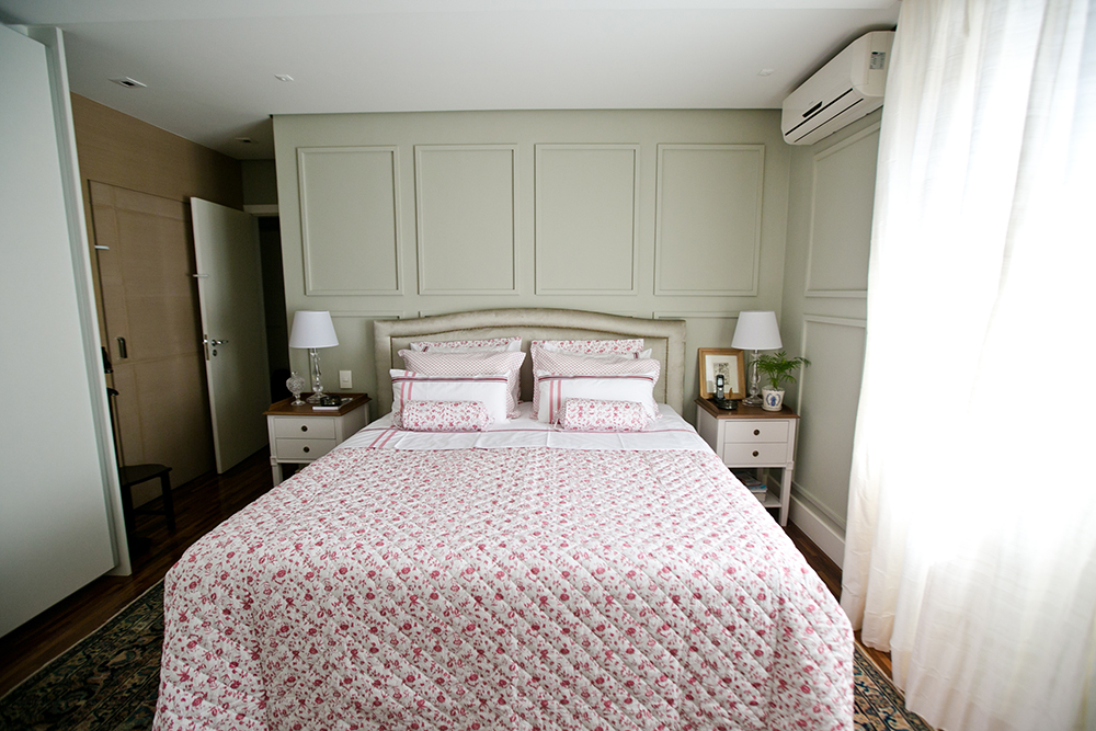Decoração de: Quarto de casal; roupa de cama rosa florida; Casa de Valentina
