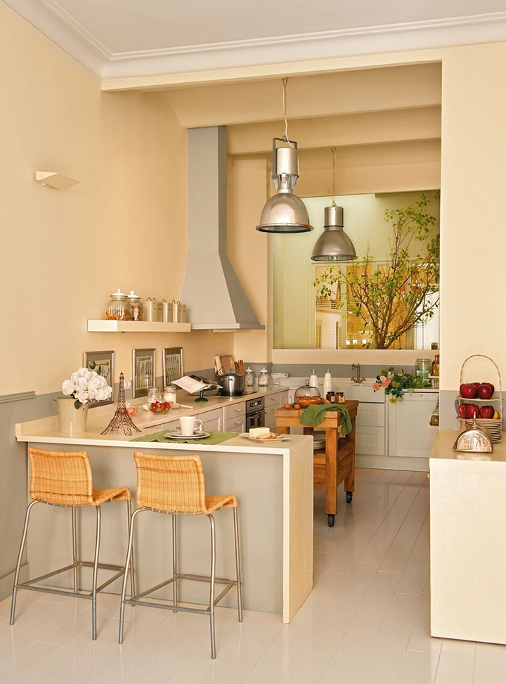 Decoração de: Cozinha integrada; banquetas com encosto de fibra natural; Casa de Valentina