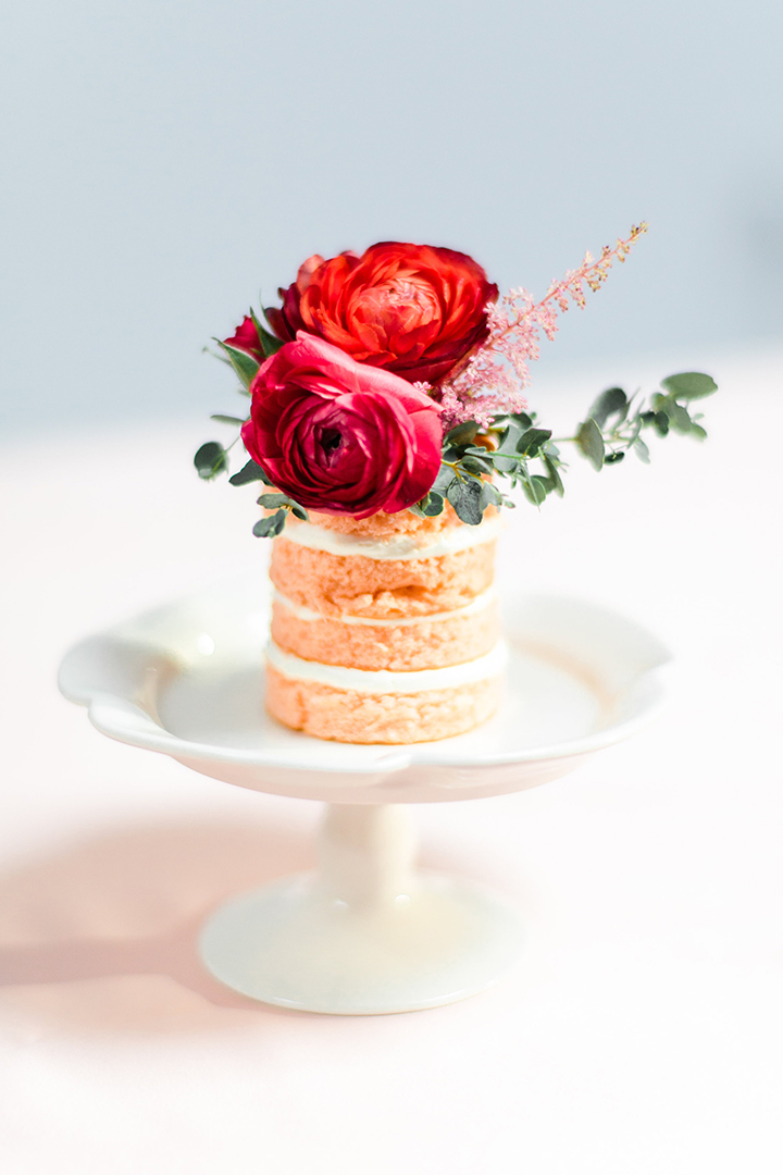 Decoração de: Detalhes; flores como enfeite para o bolo; Casa de Valentina