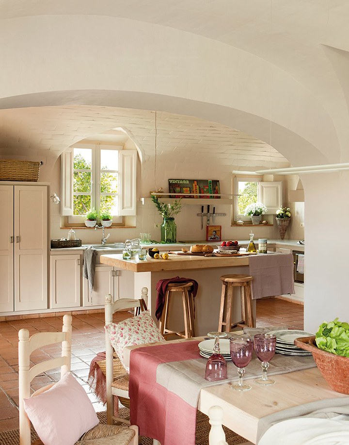 Decoração de: Cozinha integrada, piso de pedra; Casa de Valentina
