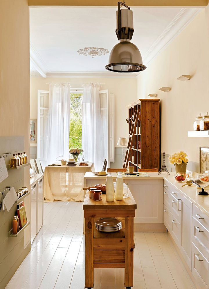 Decoração de: Cozinha; piso branco de madeira; Casa de Valentina