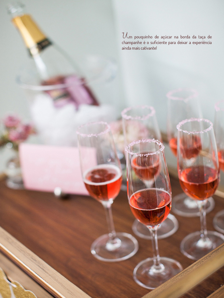 Decoração de: Detalhes; taças de champanhe de vidro; Casa de Valentina