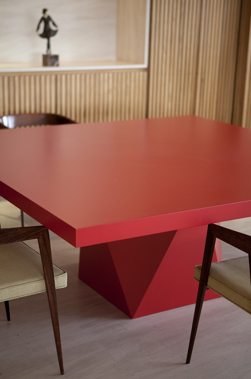 Decoração de: Detalhes; mesa vermelha; Casa de Valentina